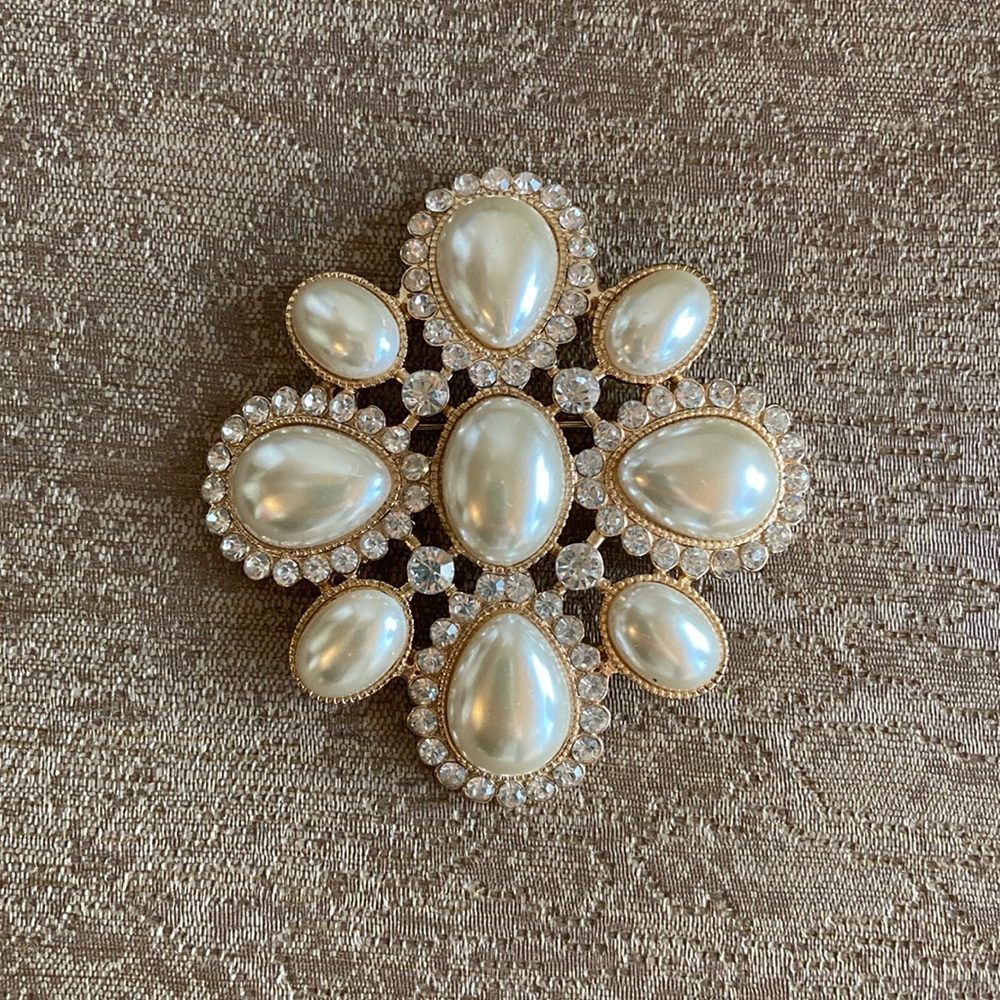 Large 2.5” Rhinestone and Faux Pearl Gold Tone Brooch